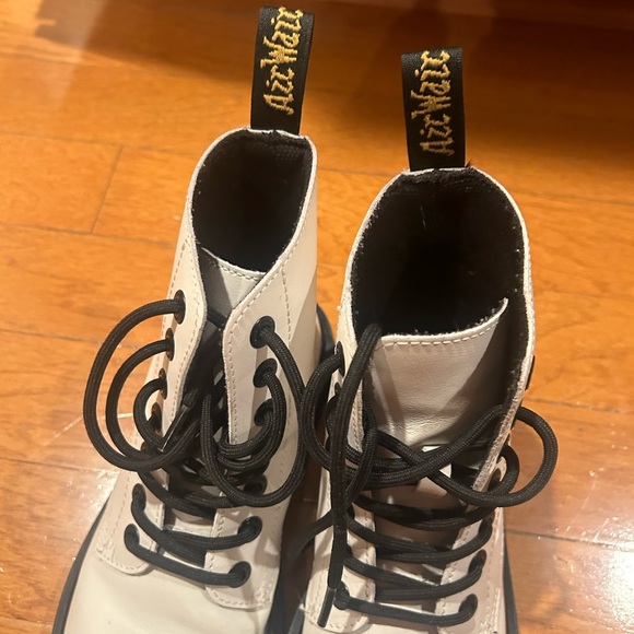 Dr. Martens Luana White Leather Lace Up Boots Size 6 Never Been Worn - Picture 3 of 10